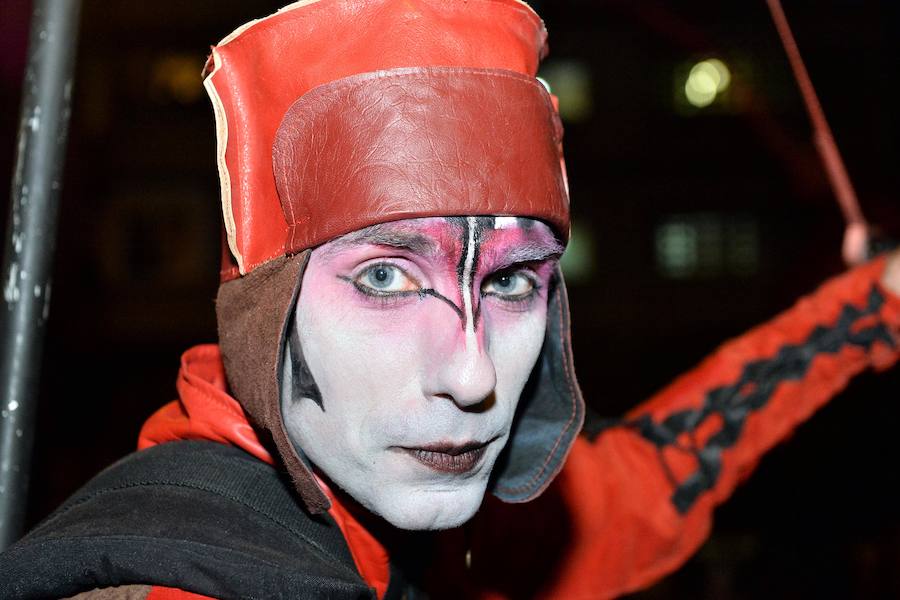 La Agrupación Sardinera se luce con un gran desfile en el que brillaron los números musicales