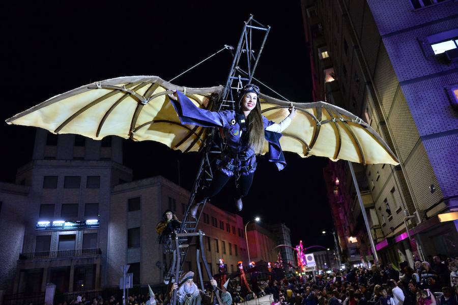 La Agrupación Sardinera se luce con un gran desfile en el que brillaron los números musicales