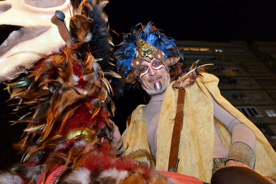 La Agrupación Sardinera se luce con un gran desfile en el que brillaron los números musicales