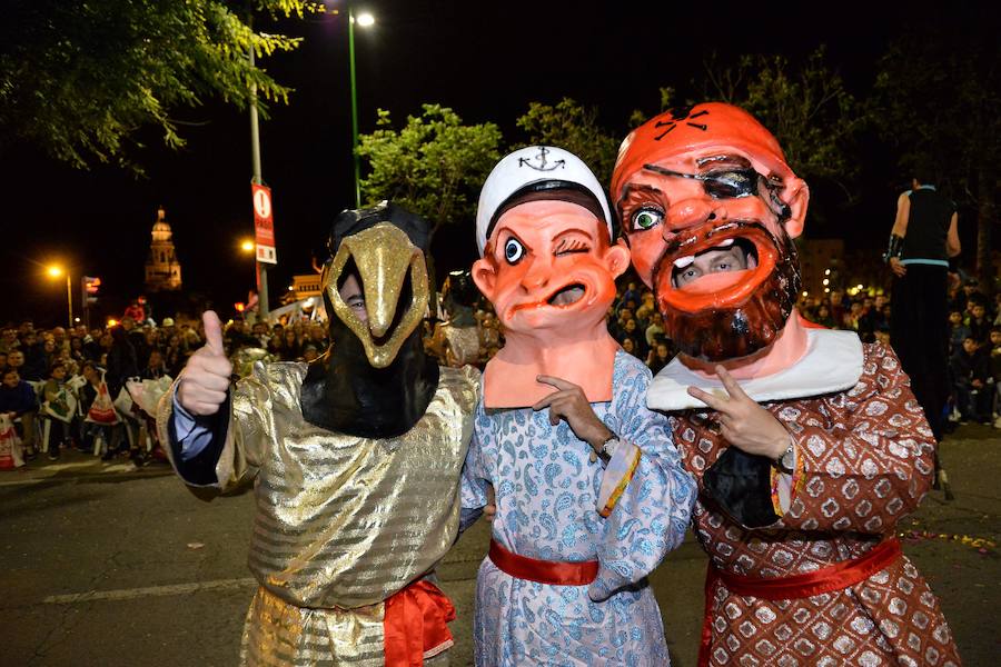 La Agrupación Sardinera se luce con un gran desfile en el que brillaron los números musicales