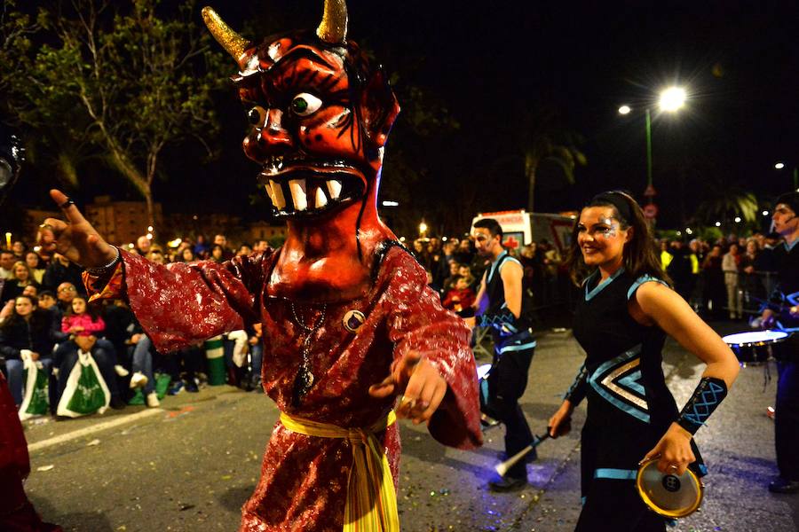 La Agrupación Sardinera se luce con un gran desfile en el que brillaron los números musicales