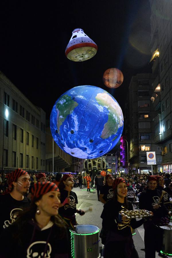 La Agrupación Sardinera se luce con un gran desfile en el que brillaron los números musicales