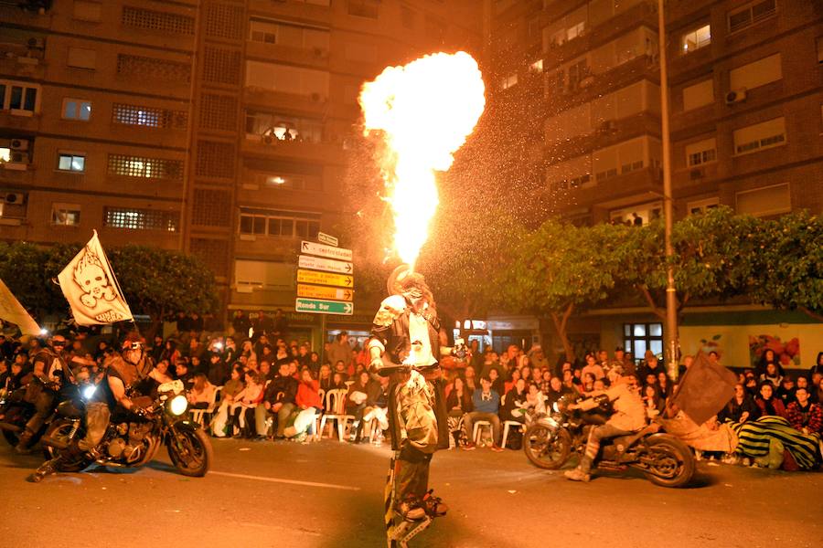 La Agrupación Sardinera se luce con un gran desfile en el que brillaron los números musicales