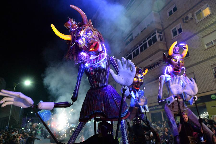 La Agrupación Sardinera se luce con un gran desfile en el que brillaron los números musicales