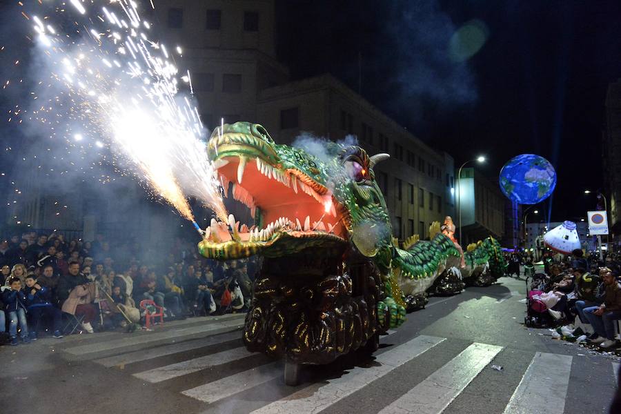 La Agrupación Sardinera se luce con un gran desfile en el que brillaron los números musicales