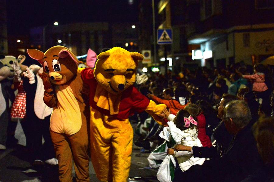 La Agrupación Sardinera se luce con un gran desfile en el que brillaron los números musicales