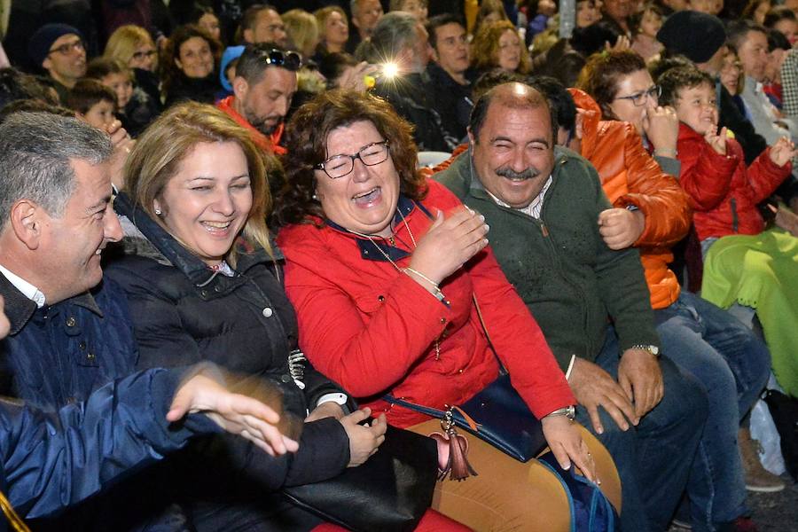 La Agrupación Sardinera se luce con un gran desfile en el que brillaron los números musicales