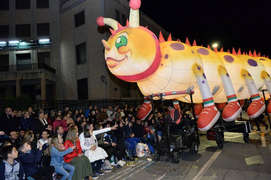 La Agrupación Sardinera se luce con un gran desfile en el que brillaron los números musicales
