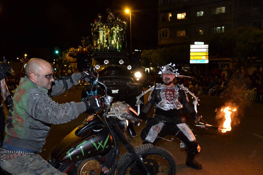 La Agrupación Sardinera se luce con un gran desfile en el que brillaron los números musicales