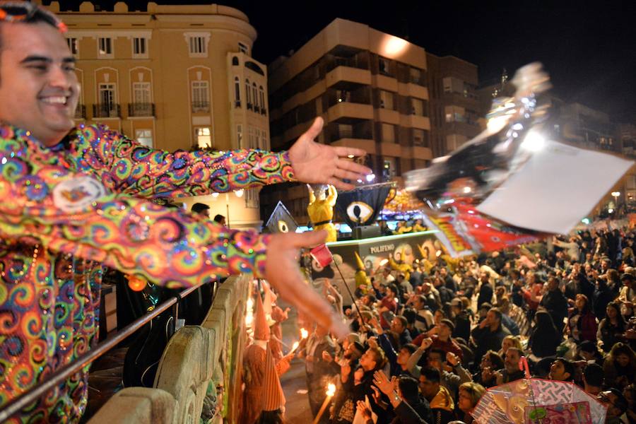 La Agrupación Sardinera se luce con un gran desfile en el que brillaron los números musicales