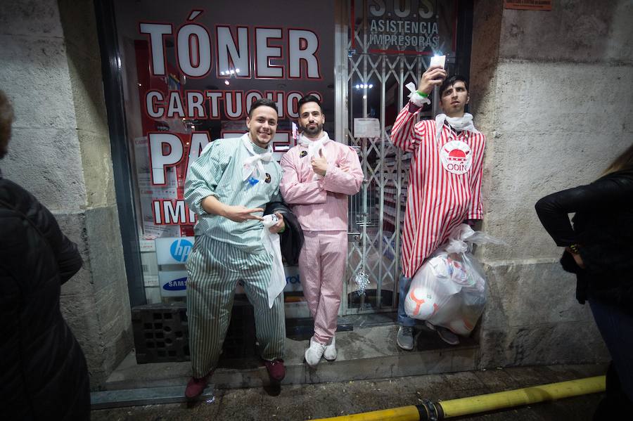 Con la quema de la Sardina y un espectáculo pirotécnico, Murcia despide sus Fiestas de Primavera.