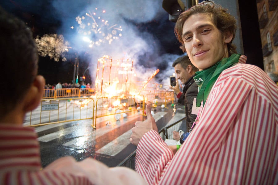Con la quema de la Sardina y un espectáculo pirotécnico, Murcia despide sus Fiestas de Primavera.