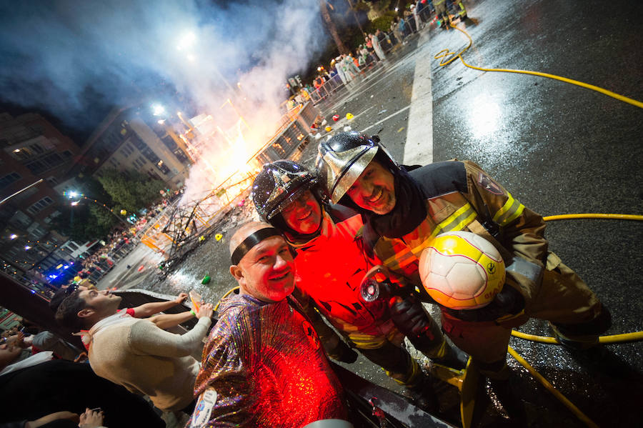 Con la quema de la Sardina y un espectáculo pirotécnico, Murcia despide sus Fiestas de Primavera.