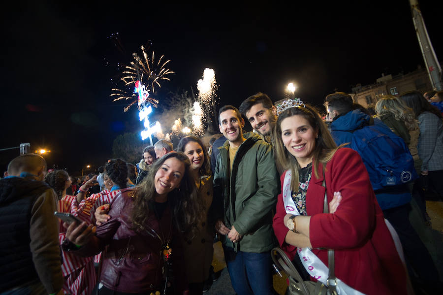 Con la quema de la Sardina y un espectáculo pirotécnico, Murcia despide sus Fiestas de Primavera.