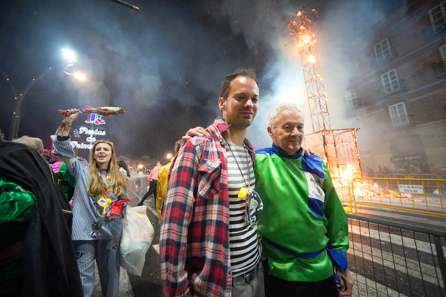 Con la quema de la Sardina y un espectáculo pirotécnico, Murcia despide sus Fiestas de Primavera.