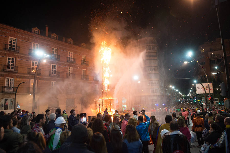 Con la quema de la Sardina y un espectáculo pirotécnico, Murcia despide sus Fiestas de Primavera.