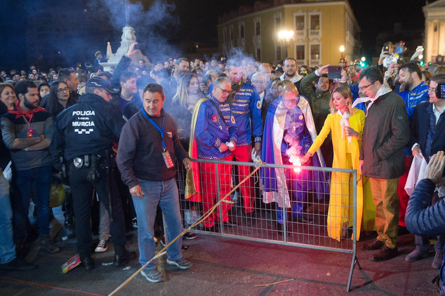 Con la quema de la Sardina y un espectáculo pirotécnico, Murcia despide sus Fiestas de Primavera.
