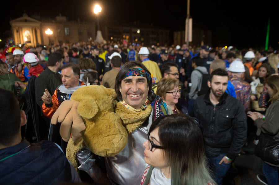 Con la quema de la Sardina y un espectáculo pirotécnico, Murcia despide sus Fiestas de Primavera.