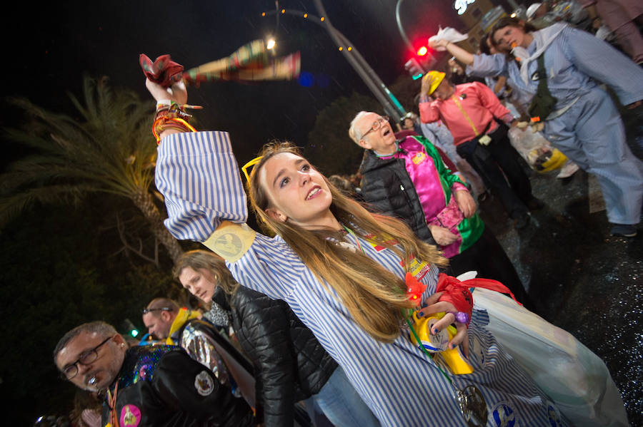 Con la quema de la Sardina y un espectáculo pirotécnico, Murcia despide sus Fiestas de Primavera.