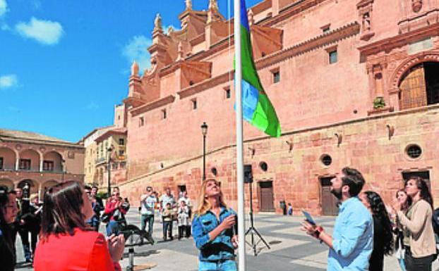 Izada de bandera. 