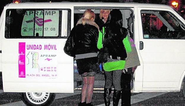 Una de las unidades móviles de rescate de Apramp atiende a víctimas de trata a pie de calle. 