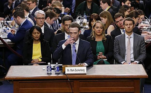 Zuckerberg espera para hablar en en Senado. 
