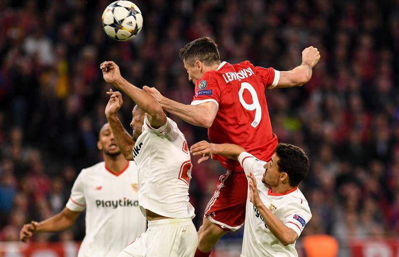 El Bayern de Múnich y el Sevilla, durante el choque de vuelta de cuartos de la Champions en el Allianz Arena.