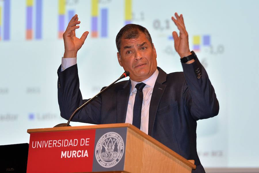 El expresidente de Ecuador pronunció la conferencia 'América Latina en disputa: retos y desafíos', en el Paraninfo del Campus de La Merced de Murcia