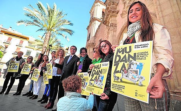 Las artistas que participarán en la iniciativa 'La mudanza', ayer, en la plaza de Santa Eulalia.
