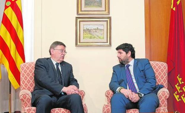 Ximo Puig y Fernando López Miras, durante la reunión de ayer en la delegación de la Generalitat Valenciana en Alicante.