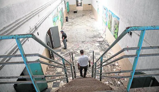 Interior del inmueble, muy deteriorado, en julio.