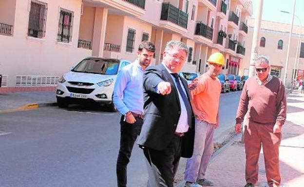 El alcalde de Los Alcázares, ayer, dando instrucciones sobre las obras que se acometerán.