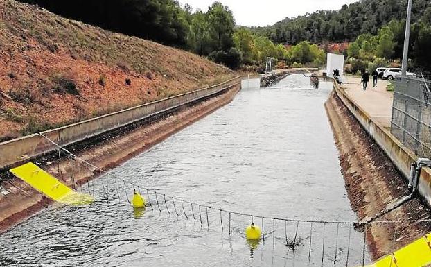 El agua del Tajo entrando ayer en el pantano del Talave.
