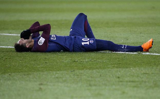 Neymar, en el momento de caer lesionado con el PSG. 