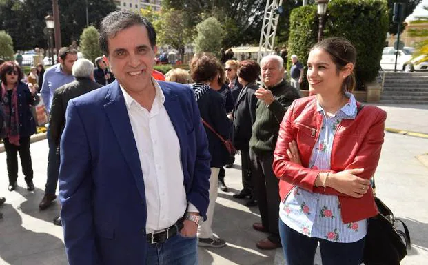 Serrano, con simpatizantes del PSOE que han ido a apoyar su candidatura