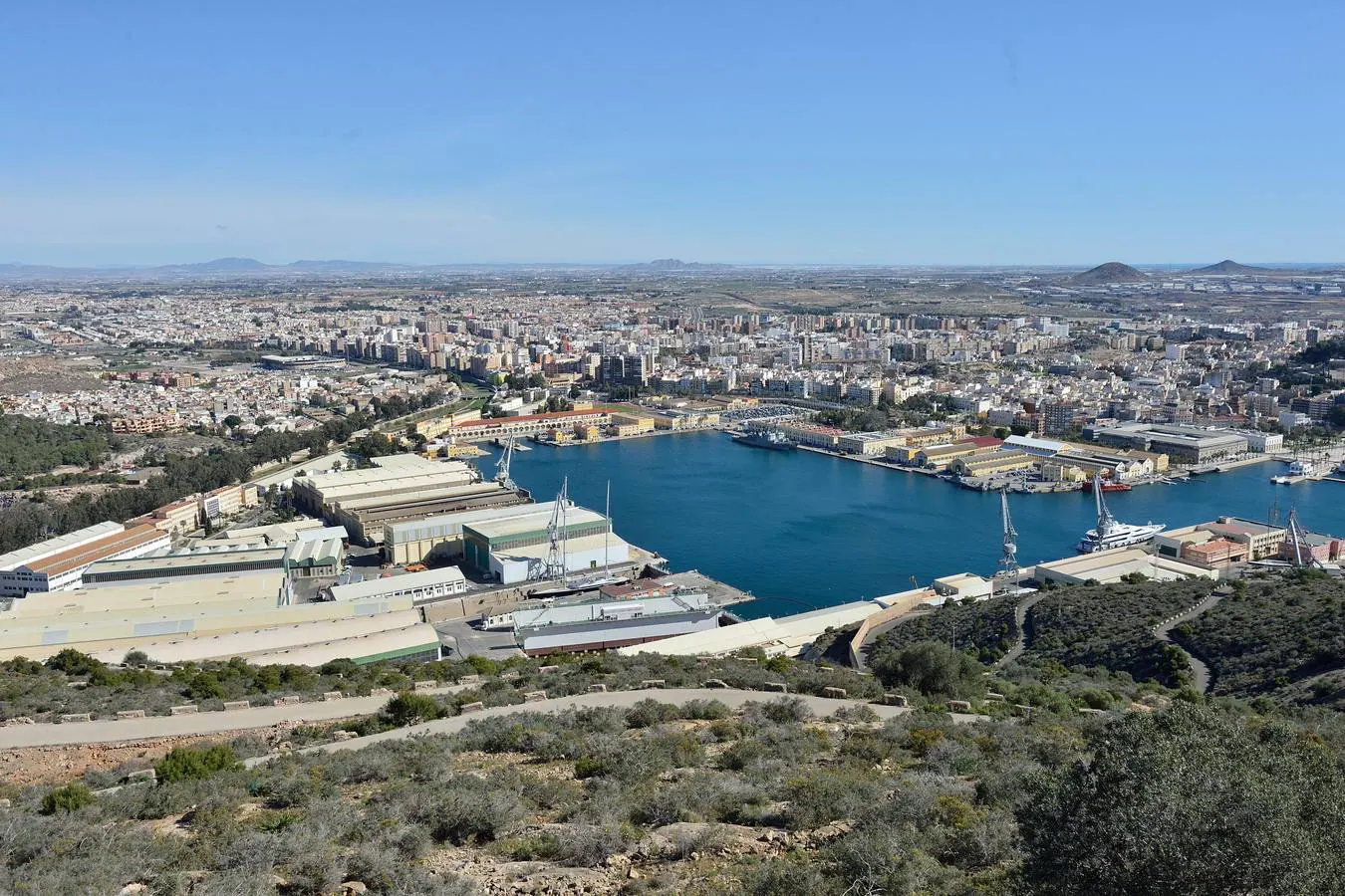 Vista de los astilleros, el puerto, el Arsenal Militar y la ciudad de Cartagena desde el monte de Galeras.