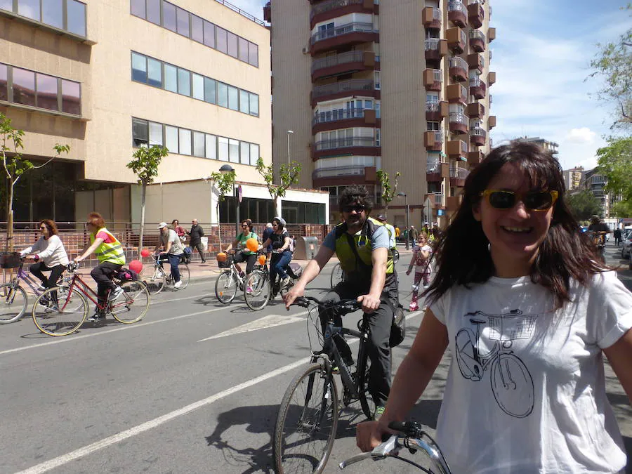 Unos 500 ciclistas participan en una marcha para reivindicar la implantación de medidas que fomenten el uso de la bicicleta en Murcia