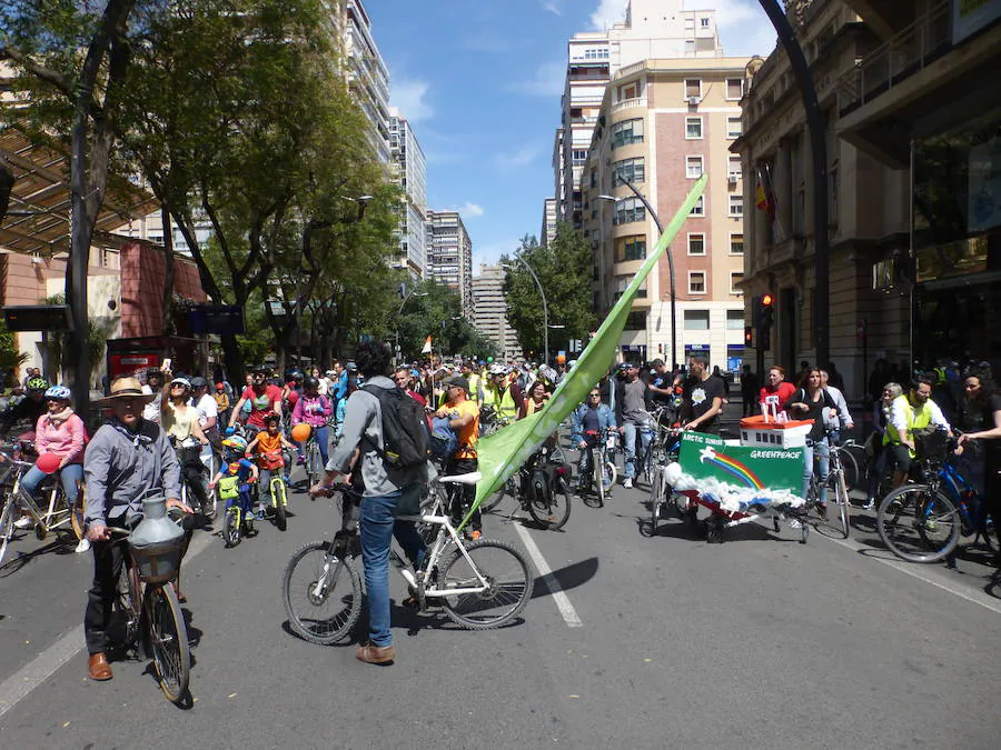 Unos 500 ciclistas participan en una marcha para reivindicar la implantación de medidas que fomenten el uso de la bicicleta en Murcia