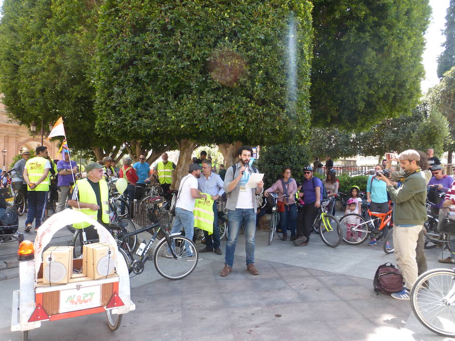 Unos 500 ciclistas participan en una marcha para reivindicar la implantación de medidas que fomenten el uso de la bicicleta en Murcia