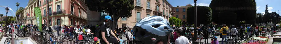 Unos 500 ciclistas participan en una marcha para reivindicar la implantación de medidas que fomenten el uso de la bicicleta en Murcia