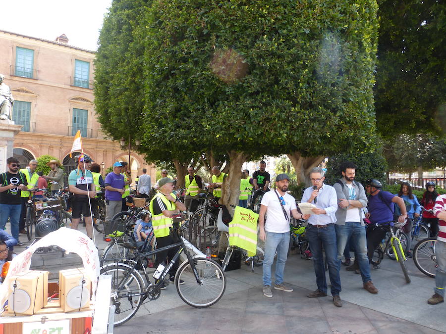 Unos 500 ciclistas participan en una marcha para reivindicar la implantación de medidas que fomenten el uso de la bicicleta en Murcia