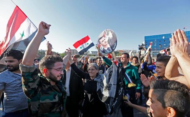 Ciudadanos salen a la calle en apoyo a Bashar al-Assad.