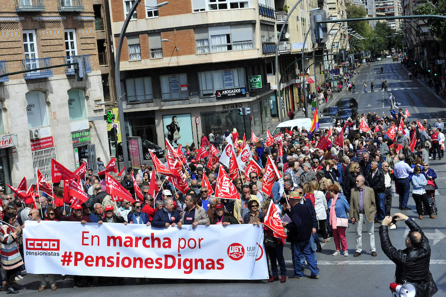 Varios centenares de jubilados y de ciudadanos en general participan en una nueva movilización para exigir unas pensiones dignas y su revalorización conforme a la evolución del IPC