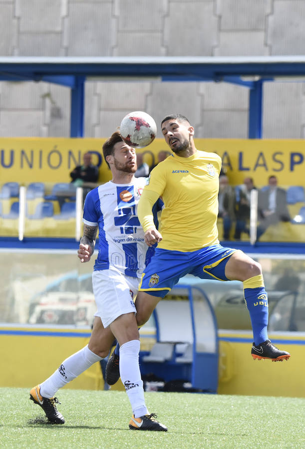 Mario Simón encadena su peor racha como entrenador del equipo blanquiazul y deja al conjunto lorquino a siete puntos de la promoción de descenso