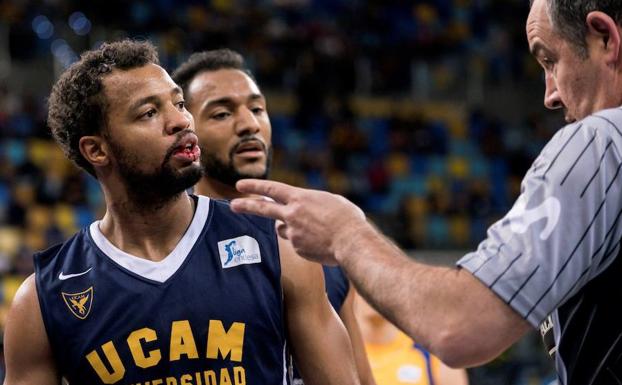 El base estadounidense del UCAM Murcia, Clevin Hannah, con el labio sangrando durante el partido contra el Herbalife Gran Canaria 