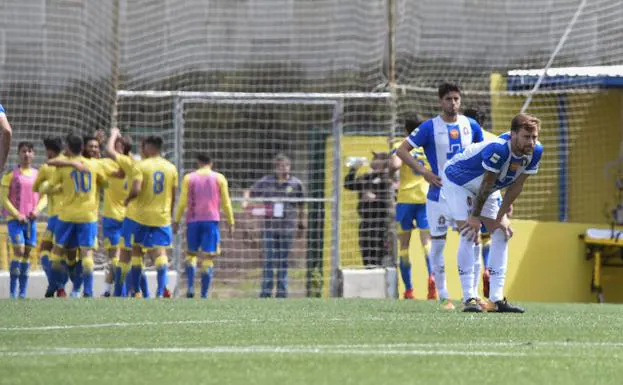Los jugadores del Lorca Deportiva se lamentan tras encajar un gol