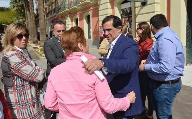 Serrano saluda, el pasado viernes, a una militante en la presentación de su candidatura. 