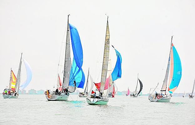 Cruceros de las clases ORC dirigiéndose a la baliza del Puerto Tomás Maestre.