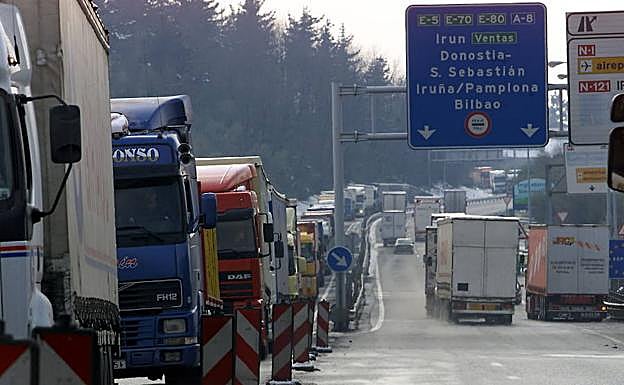 Camiones hacen cola en la A-8 en el peaje de Biriatou.