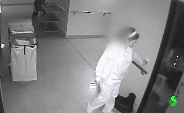 Una cámara grabó a esta auxiliar que dejó tirada a una anciana con un hueso roto. 